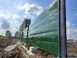 小草綠彩鋼瓦與藍色彩鋼瓦哪個好？【旭東圍擋】