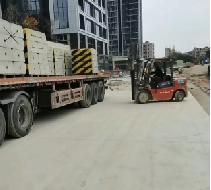 圍擋基礎塊與預制混凝土立柱相比有什么區(qū)別？【旭東圍擋】