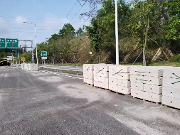 圍擋基礎(chǔ)塊抵達(dá)施工現(xiàn)場(chǎng)