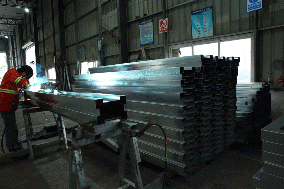 鋼圍擋生產(chǎn)流程大揭秘：10余道工序，鑄就工地安全防線