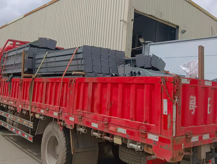 1767435104176553.gif 鋼圍擋發(fā)貨.gif