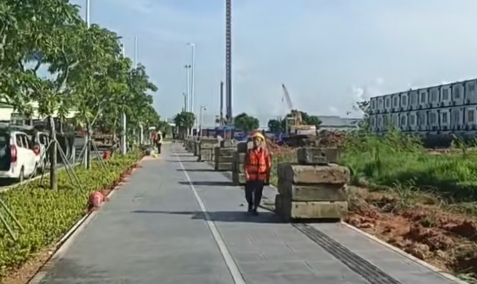 舊圍擋基礎(chǔ)塊回收，綠色施工再提速